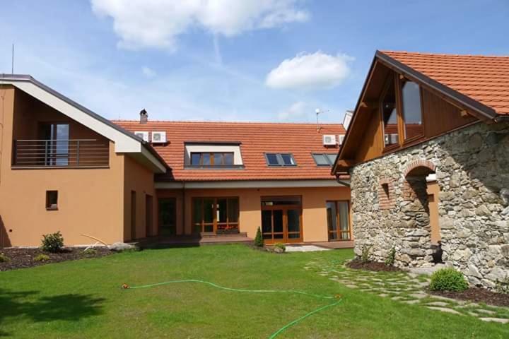Domecek Milevsko Hotel Bagian luar foto