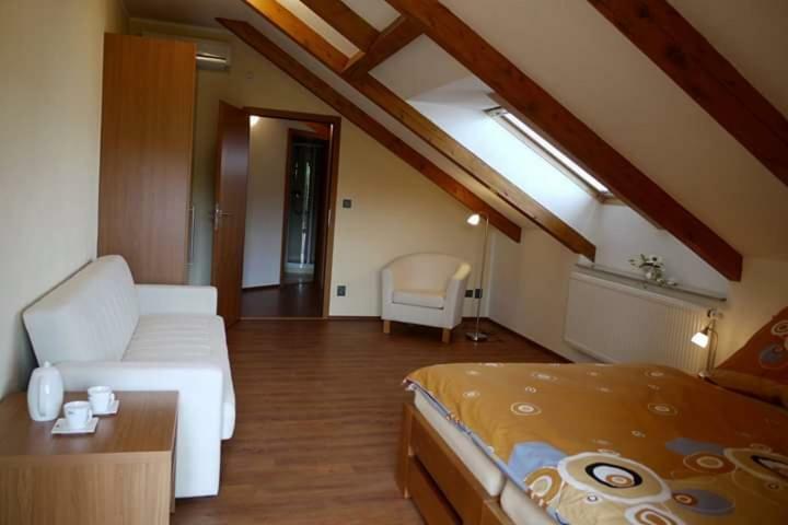 Domecek Milevsko Hotel Bagian luar foto